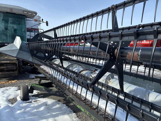 Image of Gleaner 320 equipment image 3