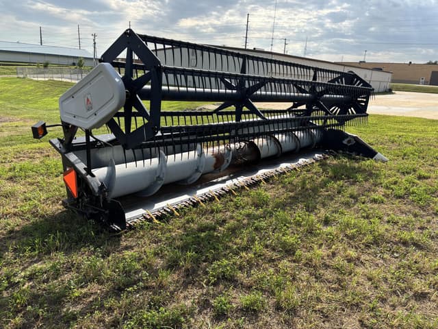 Image of Gleaner 500 equipment image 2