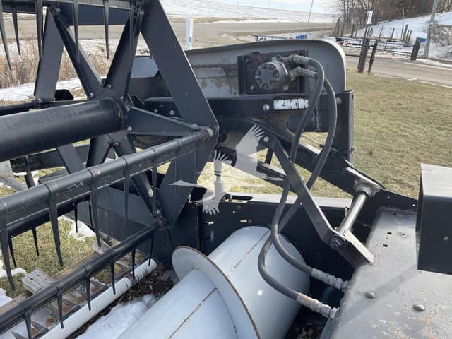 Image of Gleaner 520 equipment image 2