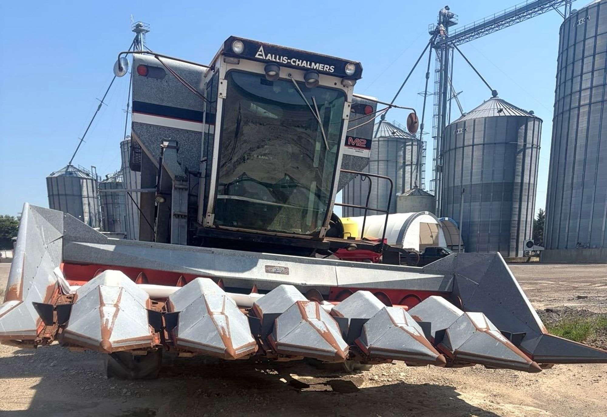 Gleaner 630 Equipment Image0