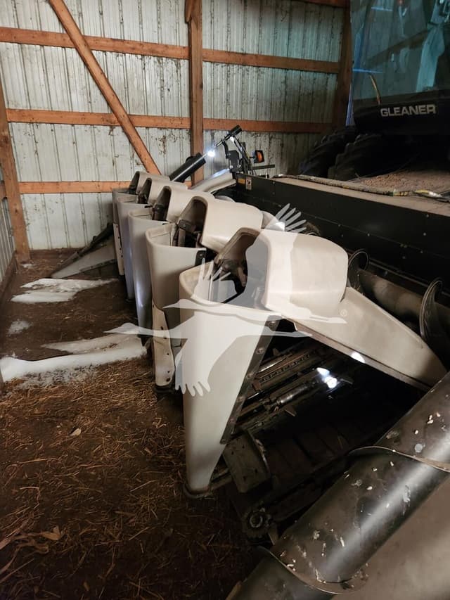 Image of Gleaner 630 equipment image 1