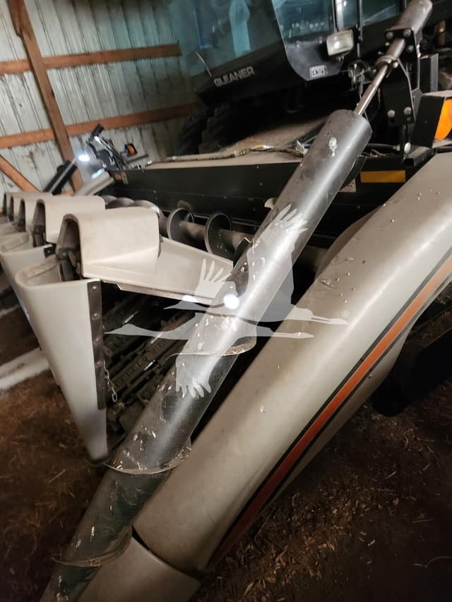 Image of Gleaner 630 equipment image 4