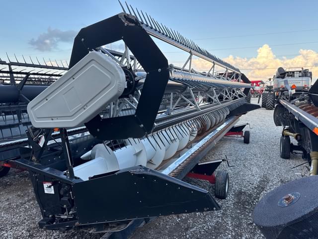 Image of Gleaner 8000 equipment image 2