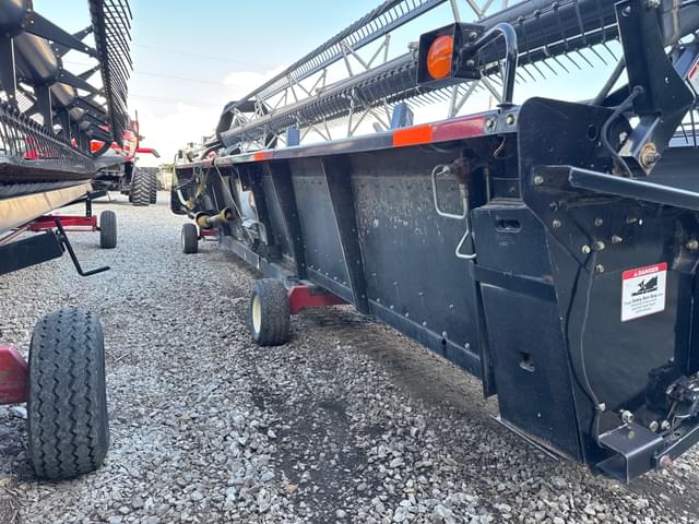 Image of Gleaner 8000 equipment image 3