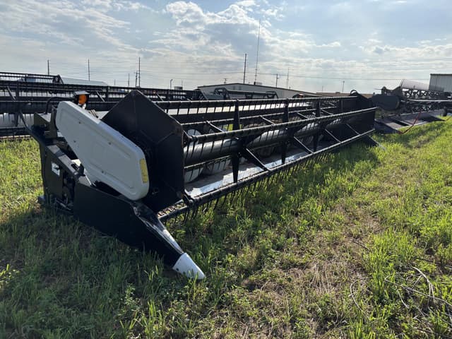 Image of Gleaner 8000 equipment image 2