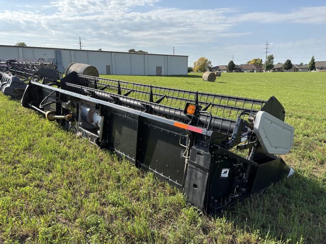 Image of Gleaner 8000 equipment image 4