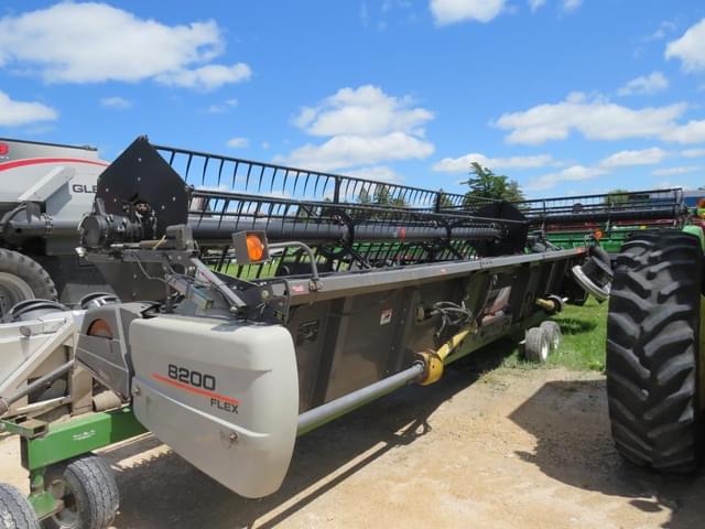 Image of Gleaner 8200 equipment image 2