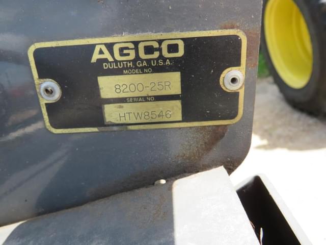 Image of Gleaner 8200 equipment image 3