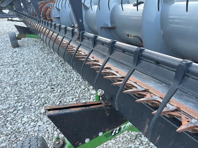 Image of Gleaner 8200 equipment image 1