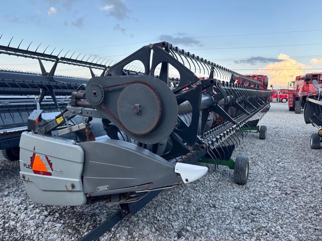 Image of Gleaner 8200 equipment image 3