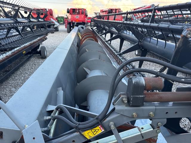 Image of Gleaner 8200 equipment image 4