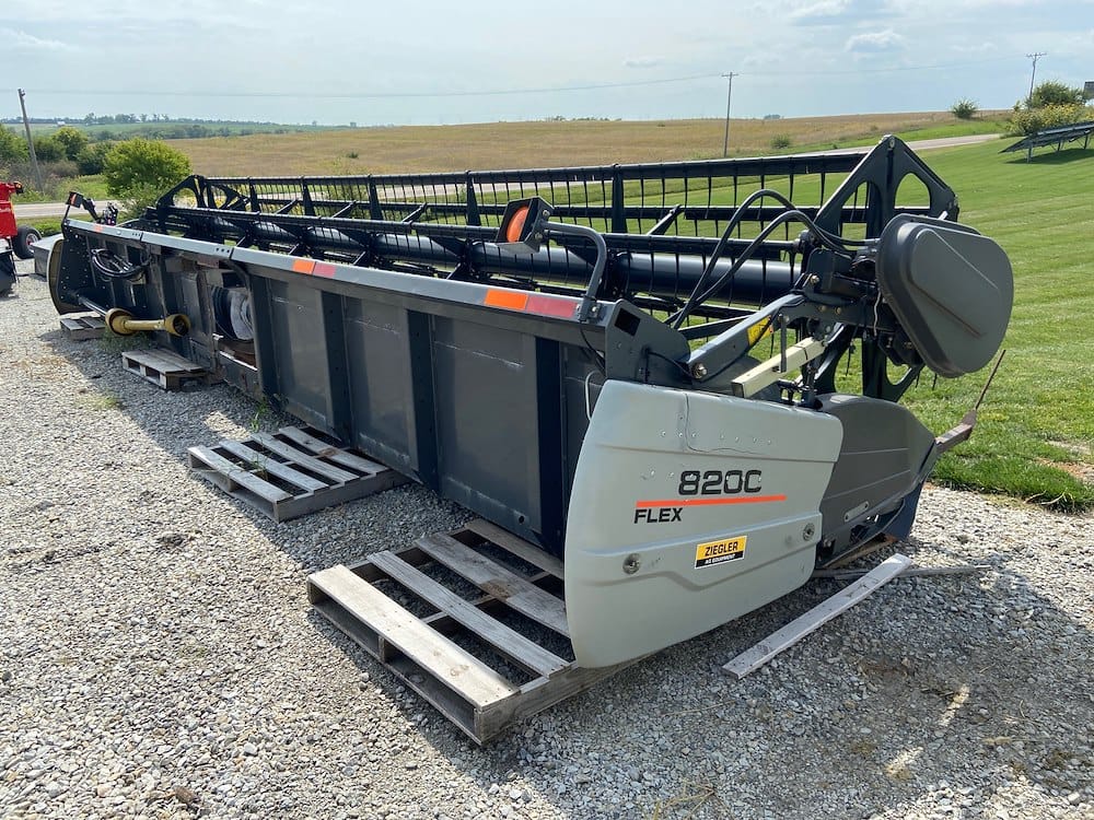 2010 Gleaner 8200 Equipment Image0