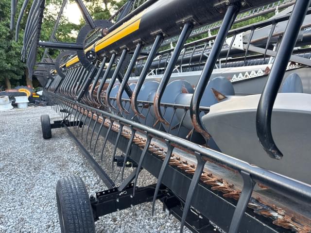 Image of Gleaner 8200 equipment image 1