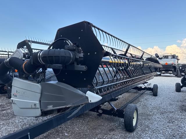 Image of Gleaner 8200 equipment image 3