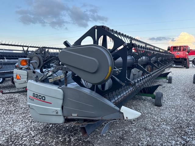 Image of Gleaner 8200 equipment image 3