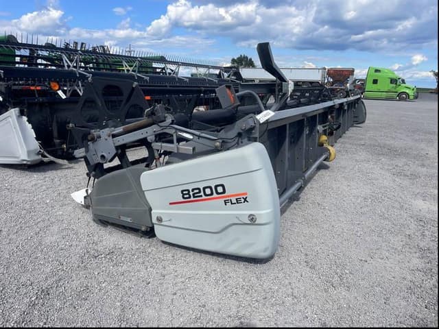 Image of Gleaner 8200 equipment image 3