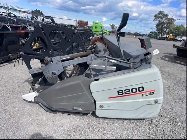 Image of Gleaner 8200 equipment image 2