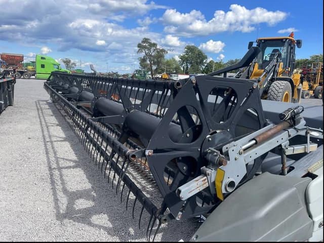 Image of Gleaner 8200 equipment image 1