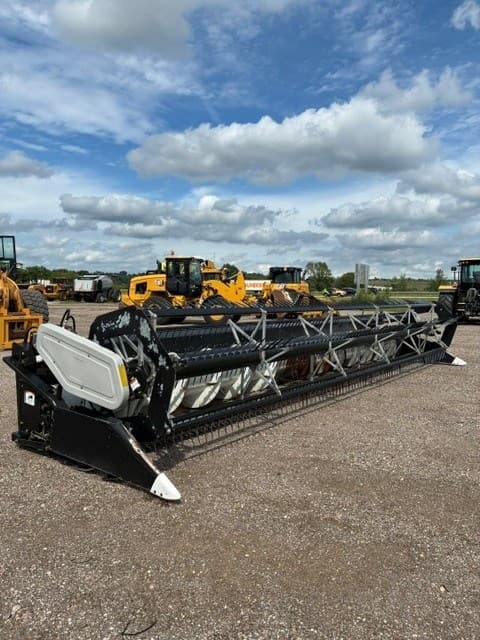 Image of Gleaner 8200 equipment image 1