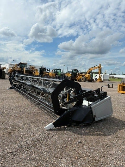 2006 Gleaner 8200 Equipment Image0