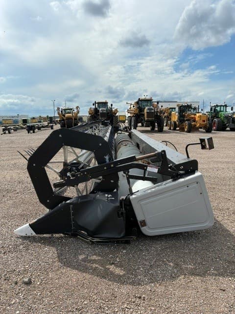 Image of Gleaner 8200 equipment image 2