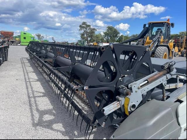 Image of Gleaner 8200 equipment image 1