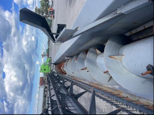 Image of Gleaner 8200 equipment image 4