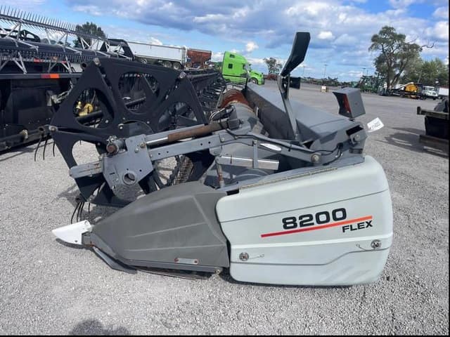 Image of Gleaner 8200 equipment image 2