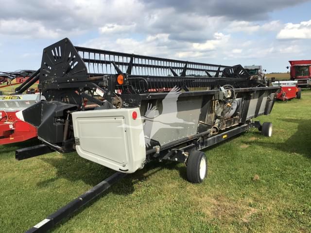 Image of Gleaner 825 equipment image 4