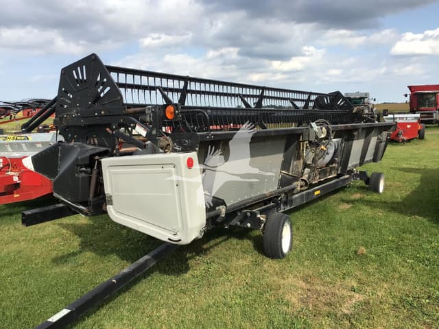 Image of Gleaner 825 equipment image 4