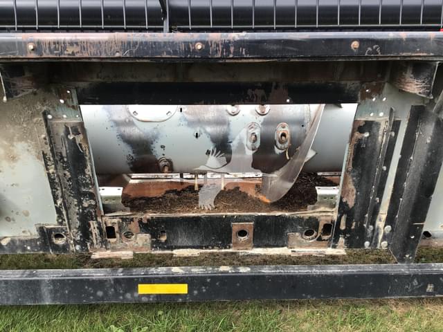 Image of Gleaner 825 equipment image 2