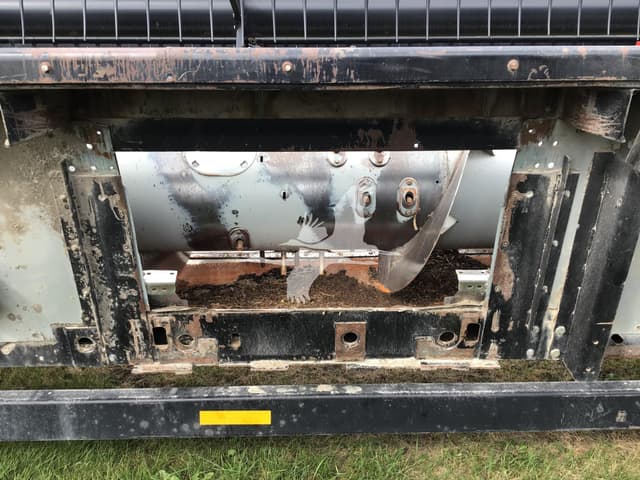 Image of Gleaner 825 equipment image 2