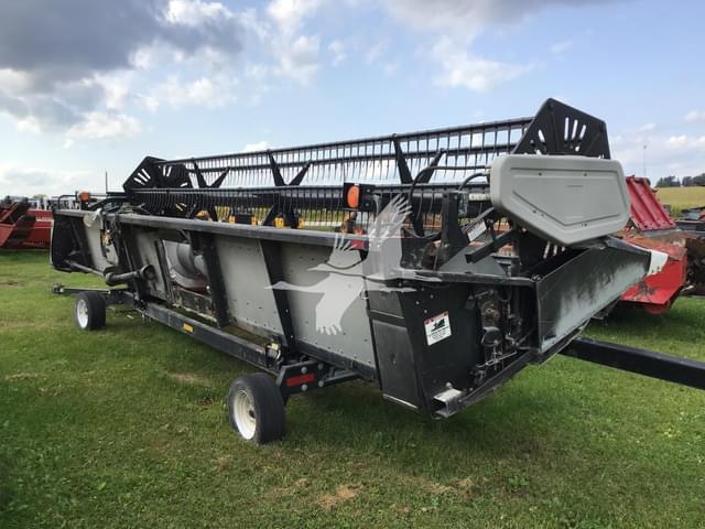 Image of Gleaner 825 equipment image 1