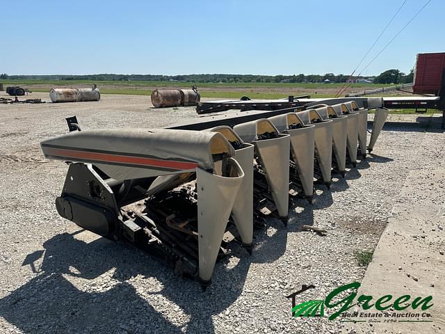 Image of Gleaner 830 equipment image 1