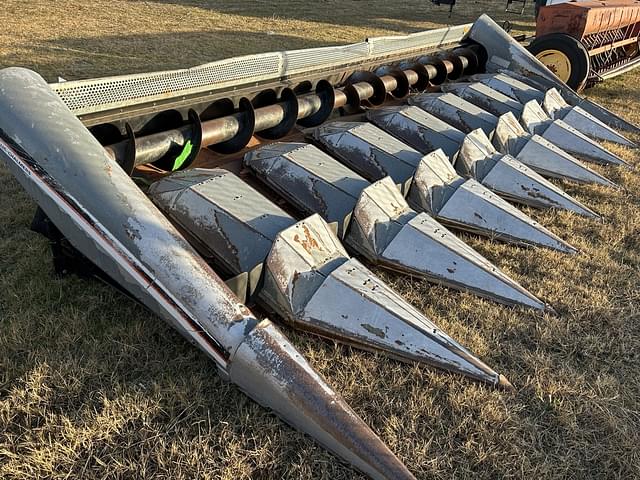 Image of Gleaner 830 equipment image 3