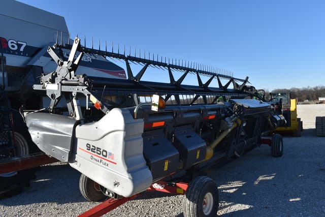 Image of Gleaner 9250 equipment image 2