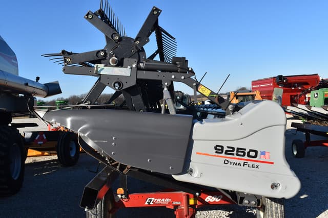 Image of Gleaner 9250 equipment image 1