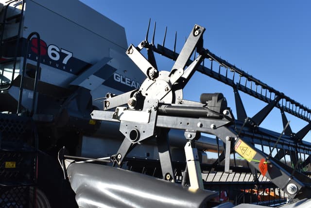 Image of Gleaner 9250 equipment image 3