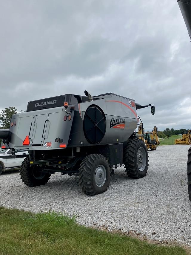 Image of Gleaner S98 equipment image 2