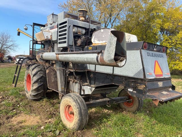 Image of Gleaner F2 equipment image 2