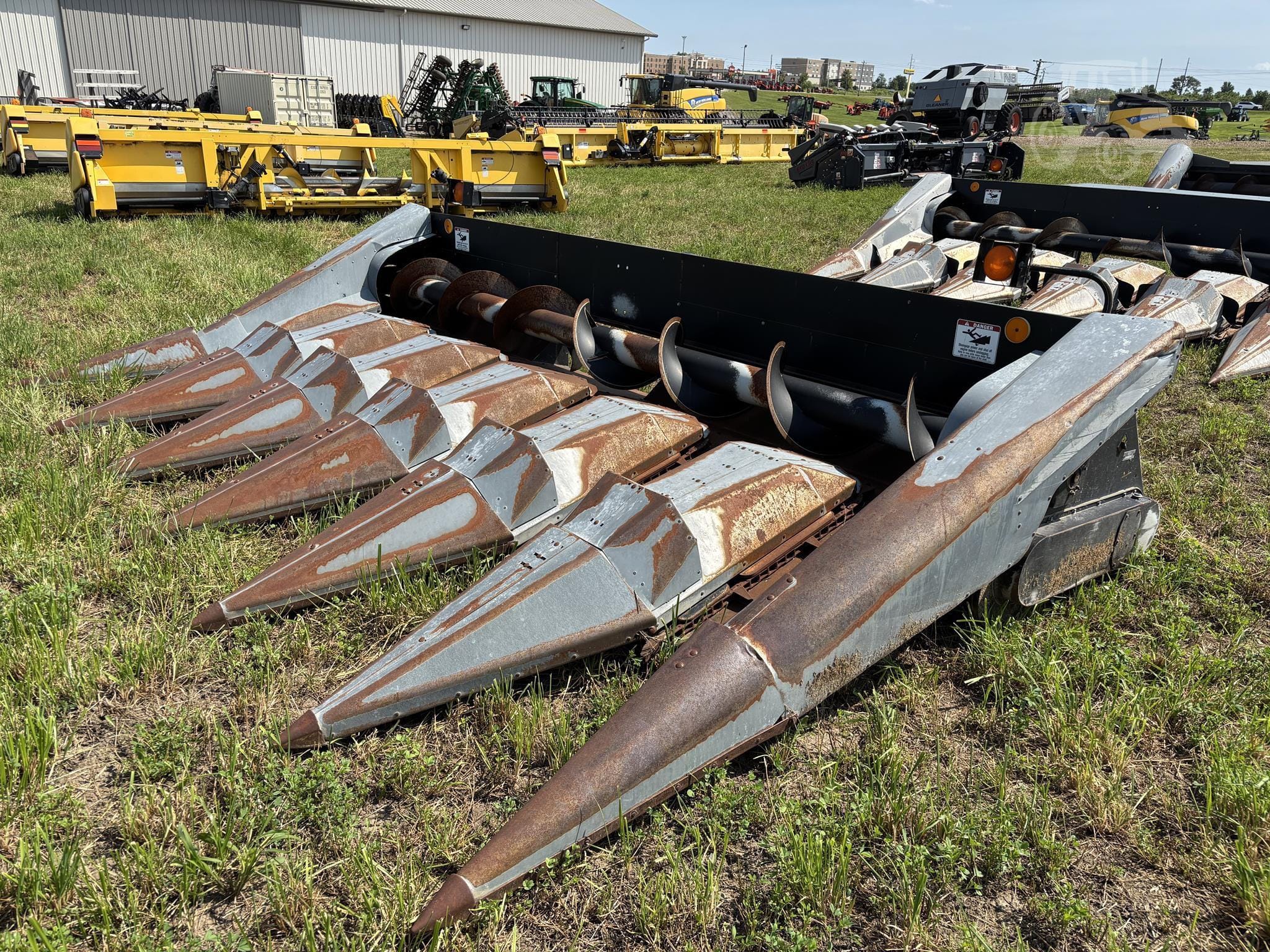 Gleaner Hugger 630 Equipment Image0