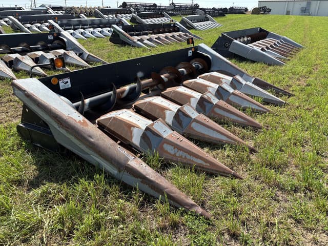 Image of Gleaner Hugger 630 equipment image 2