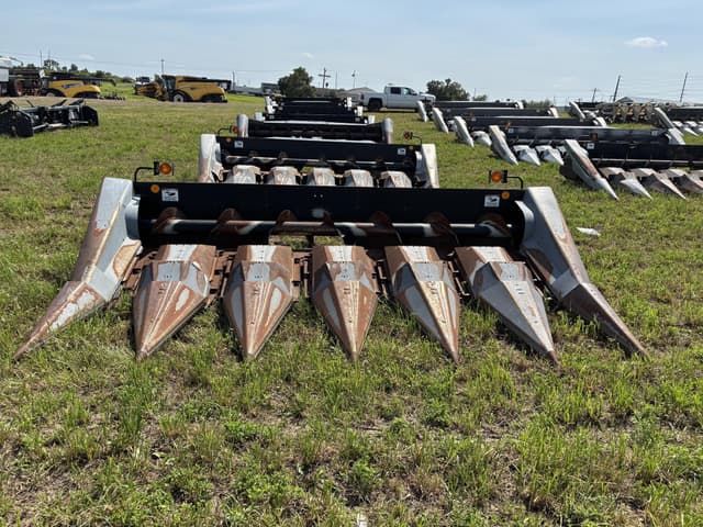 Image of Gleaner Hugger 630 equipment image 1