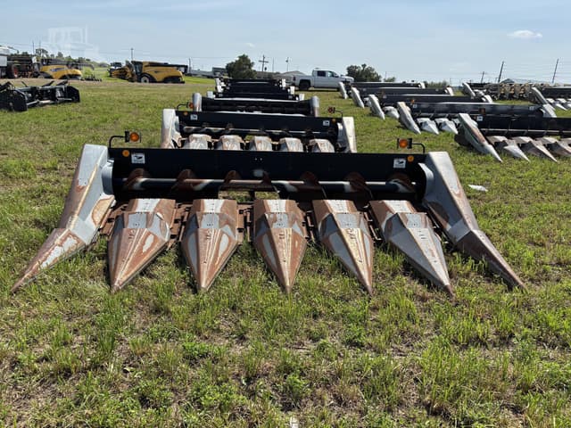 Image of Gleaner Hugger 630 equipment image 1