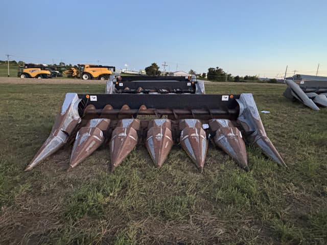 Image of Gleaner Hugger 630 equipment image 1