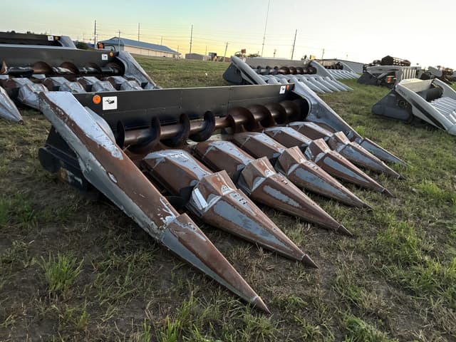 Image of Gleaner Hugger 630 equipment image 2