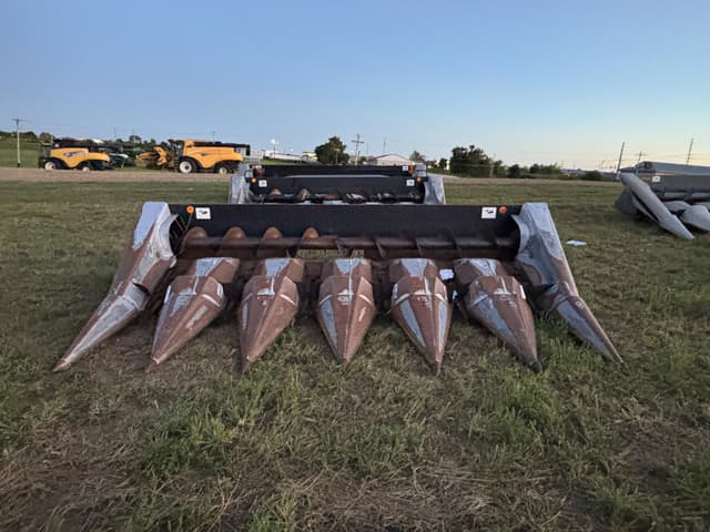 Image of Gleaner Hugger 630 equipment image 1