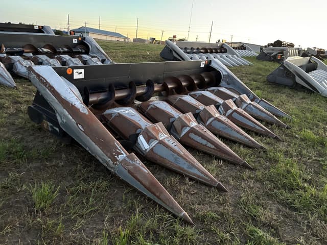 Image of Gleaner Hugger 630 equipment image 2