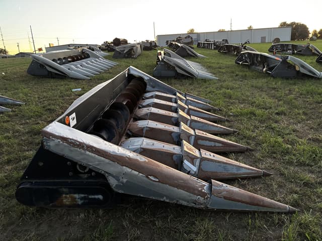 Image of Gleaner Hugger 630 equipment image 3