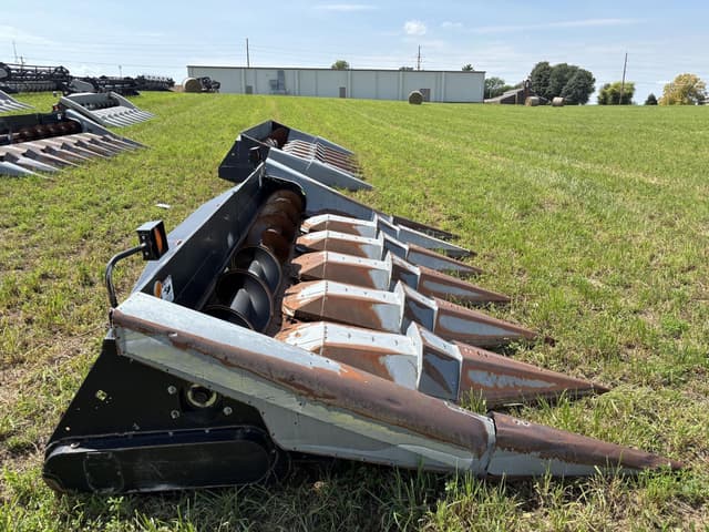 Image of Gleaner Hugger 630 equipment image 3